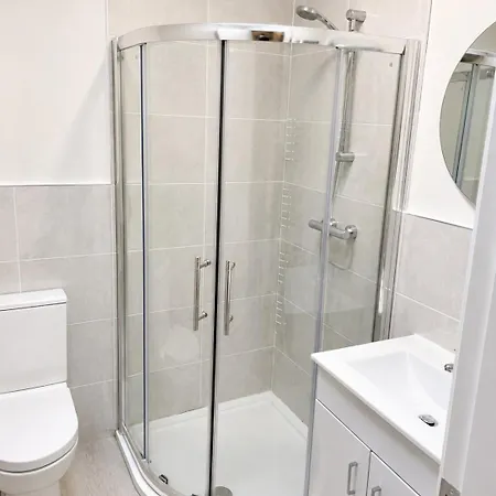 Modern In The Heart Of Room1 Shared * Thurles